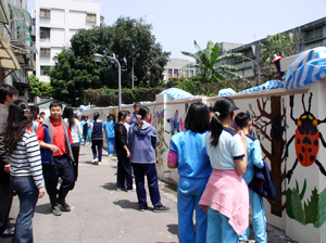植物園和平西路旋轉門的圍牆邊繪畫的小學生們