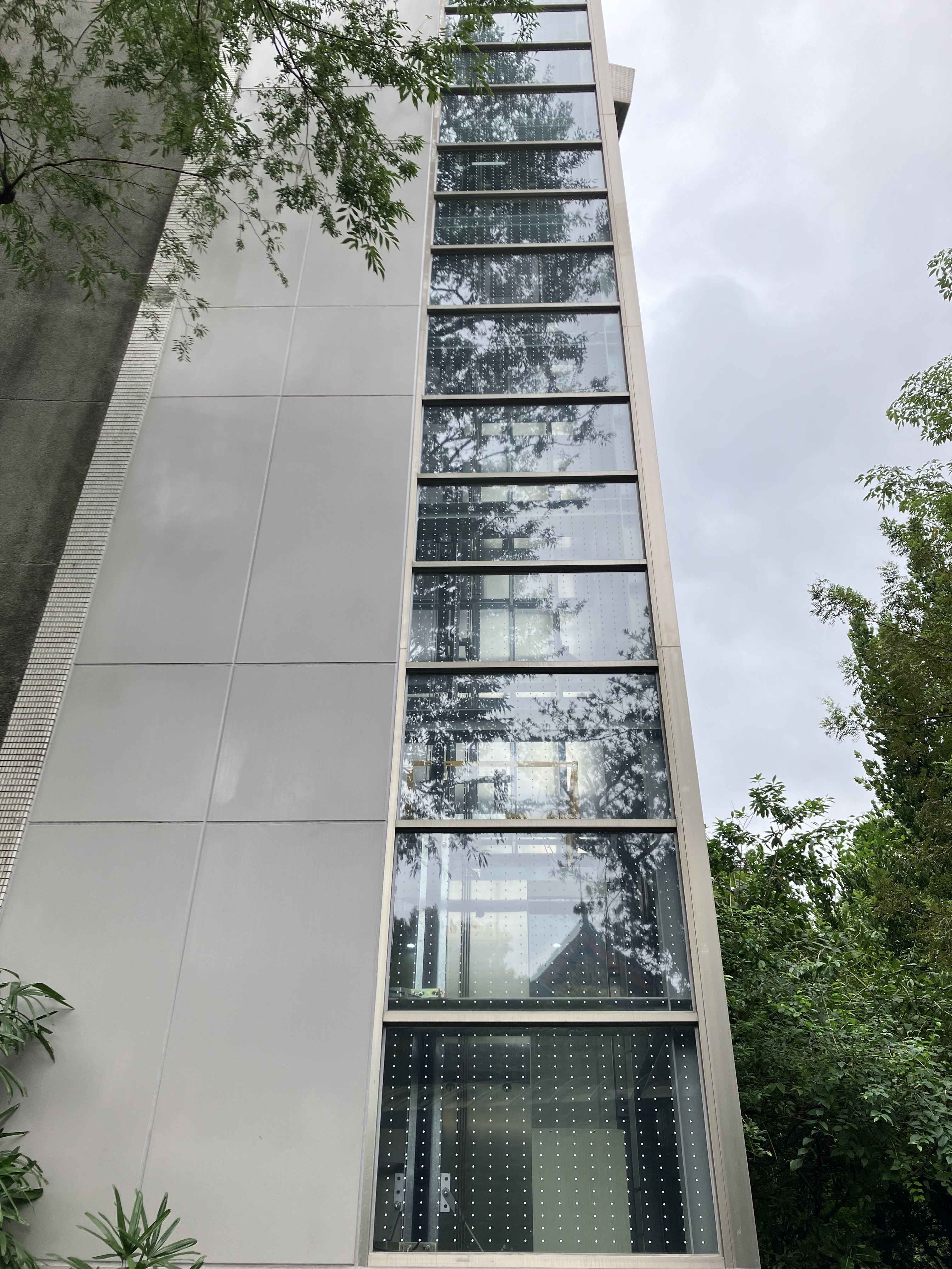 利用直徑8 公釐和5x7公分間隔的點狀圖案可以打破玻璃的透明特性，使鳥類看得到這些窗戶並將其視為障礙物，從而避免意外碰撞。